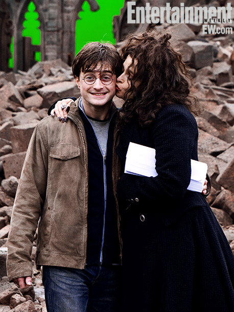 Are there any Harry Potter books with exclusive behind-the-scenes photographs? 2